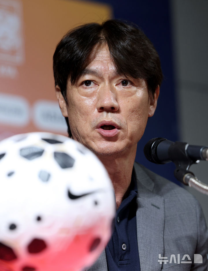 [서울=뉴시스] 김진아 기자 = 홍명보 축구대표팀 감독이 25일 서울 종로구 축구회관에서 2026 국제축구연맹(FIFA) 북중미 월드컵을 대비한 9월 A매치 명단을 발표를 하고 있다. 홍명보호는 내달 7일 오전 6시 미국 뉴저지주 해리슨의 스포츠일러스트레이티드 스타디움에서 미국을 상대한 뒤, 10일 오전 10시 미국 테네시주 내슈빌의 지오디스파크에서 멕시코와 격돌한다. 2025.08.25. bluesoda@newsis.com