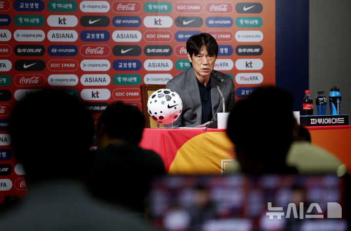 [서울=뉴시스] 김진아 기자 = 홍명보 축구대표팀 감독이 25일 서울 종로구 축구회관에서 2026 국제축구연맹(FIFA) 북중미 월드컵을 대비한 9월 A매치 명단을 발표를 하고 있다.  홍명보호는 내달 7일 오전 6시 미국 뉴저지주 해리슨의 스포츠일러스트레이티드 스타디움에서 미국을 상대한 뒤, 10일 오전 10시 미국 테네시주 내슈빌의 지오디스파크에서 멕시코와 격돌한다. 2025.08.25. bluesoda@newsis.com
