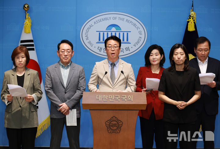 [서울=뉴시스] 김금보 기자 = 곽규택 국민의힘 의원을 비롯한 부산지역 의원들이 25일 오후 서울 여의도 국회 소통관에서 해양수산부 이전 특별법 관련 기자회견을 하고 있다. 2025.08.25. kgb@newsis.com