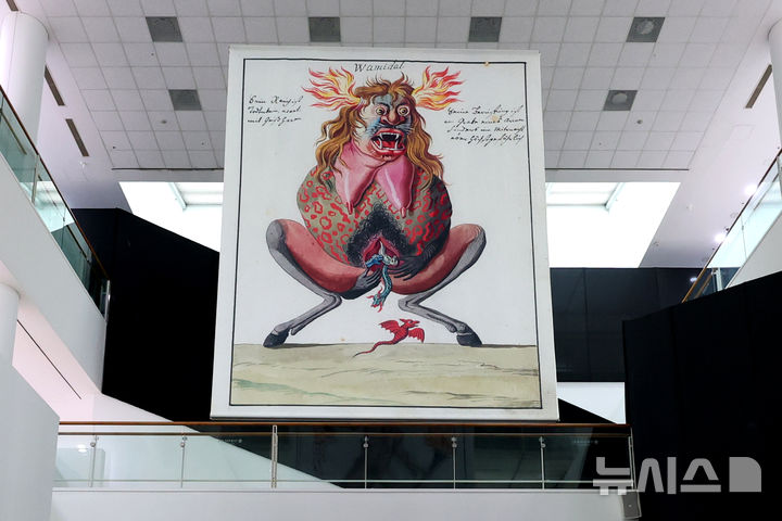 [서울=뉴시스] 박진희 기자 = 서울시립미술관(SeMA)은 25일 서울 중구 서울시립미술관 서소문관에서 제13회 서울미디어시티비엔날레 '강령: 영혼의 기술' 기자간담회를 갖고 작가 요하나 헤드바의 '그 시계는 항상 틀린다' 작품을 선보이고 있다. 2025.08.25. pak7130@newsis.com