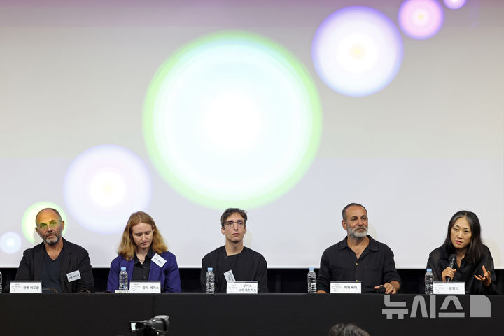[서울=뉴시스] 박진희 기자 = 제13회 서울미디어시티비엔날레 예술감독 안톤 비도클(Anton Vidokel, 왼쪽 두번째부터), 할리 에어스(Hallie Ayres), 루카스 브라시스키스(Lukas Brasiskis)와 참여 작가 희와 케이, 윤형민이 25일 서울 중구 서울시립미술관 서소문관에서 제13회 서울미디어시티비엔날레 '강령: 영혼의 기술' 기자간담회를 하고 있다. 2025.08.25. pak7130@newsis.com