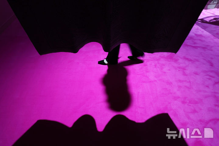 [서울=뉴시스] 박진희 기자 = 서울시립미술관(SeMA)은 25일 서울 중구 서울시립미술관 서소문관에서 제13회 서울미디어시티비엔날레 '강령: 영혼의 기술' 기자간담회를 갖고 세계 각지의 예술가들의 미디어 작품을 선보이고 있다. 2025.08.25. pak7130@newsis.com