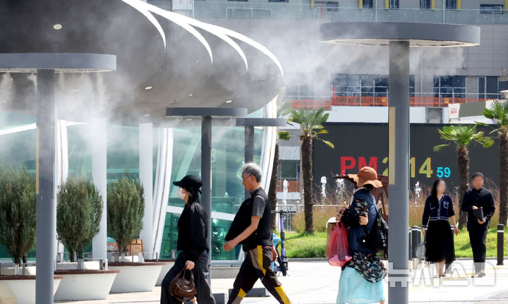 [대구=뉴시스] 이무열 기자 = 지난해 8월 25일 대구 동구 동대구역 광장에 설치된 쿨링포그 아래로 시민들이 이동하고 있다. 2025.08.25. lmy@newsis.com