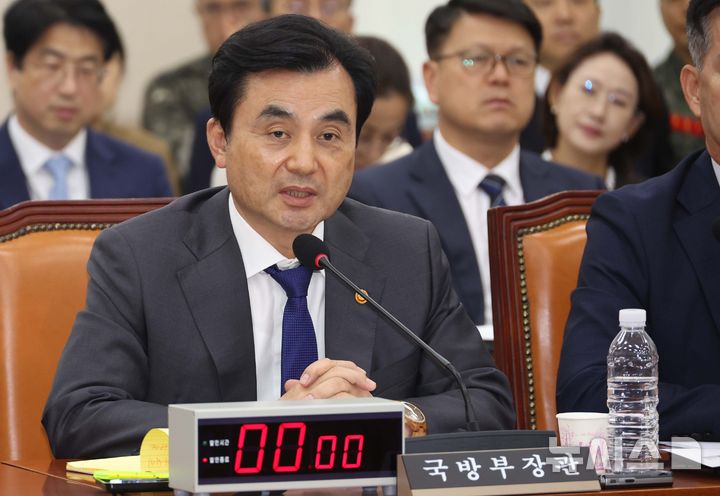 [서울=뉴시스] 조성봉 기자 = 안규백 국방부 장관이 25일 오후 서울 여의도 국회에서 열린 국방위원회 전체회의에서 의원의 질의에 답변하고 있다. 2025.08.25. suncho21@newsis.com