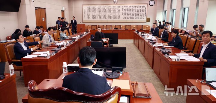 [서울=뉴시스] 조성봉 기자 = 김용민 국회 법제사법위원회 법안심사 제1소위원장이 25일 서울 여의도 국회에서 열린 법제사법위원회 법안심사제1소위원회 회의에서 회의를 주재하고 있다. 2025.08.25. suncho21@newsis.com