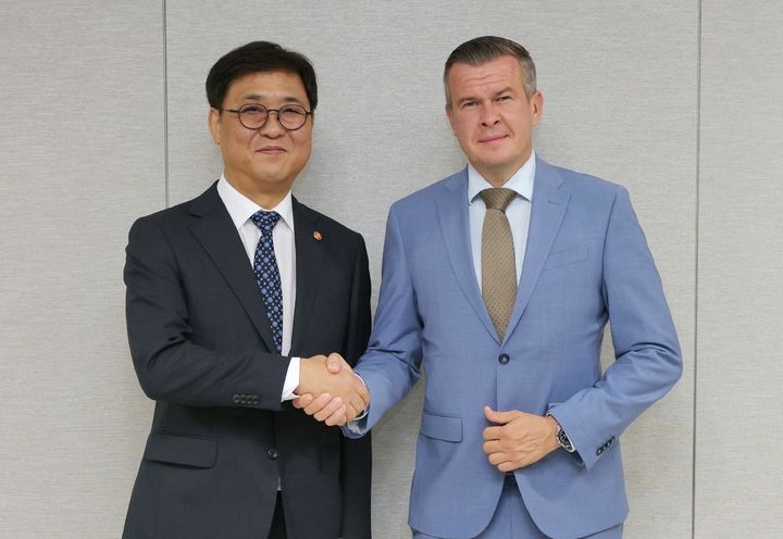 [서울=뉴시스] 최휘영 문화체육관광부 장관이 25일 서울 여의도 국회에서 위톨드 반카 세계도핑방지기구(WADA) 회장과 면담을 마친 뒤 기념촬영 하고 있다. (사진=문화체육관광부 제공) 2025.08.25. photo@newsis.com *재판매 및 DB 금지