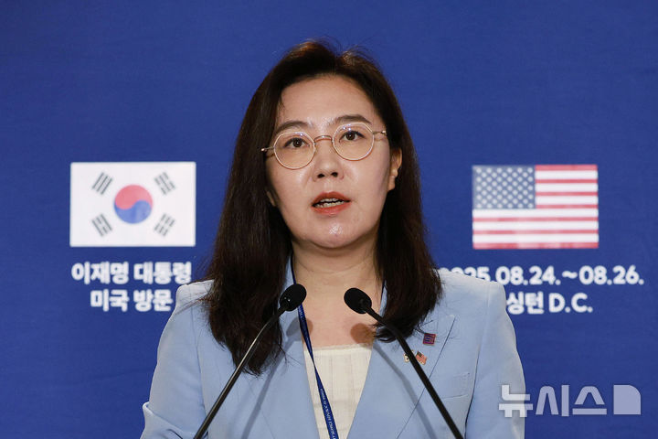 [워싱턴=뉴시스] 고범준 기자 = 강유정 대변인이 25일(현지 시간) 미국 워싱턴D.C 프레스센터 내 중앙기자실에서 한미 정상회담 및 방미일정 관련 브리핑을 하고 있다. 2025.08.25. bjko@newsis.com
