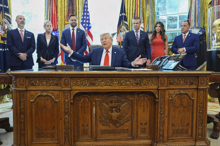 [워싱턴=AP/뉴시스]도널드 트럼프 미 대통령이 지난 25일(현지시각) 백악관 집무실에서 행정 명령에 서명한 뒤 발언하고 있다. 뒤에 도열한 참모들은 왼쪽부터 테리 콜 마약단속국(DEA) 국장, 팸 본디 법무장관, JD 밴스 부통령, 피트 헤그세스 국방장관, 크리스티 노엄 국토안보부 장관, 개디어시즈 세럴타 연방보안관실장 등이다. 2025.8.29.