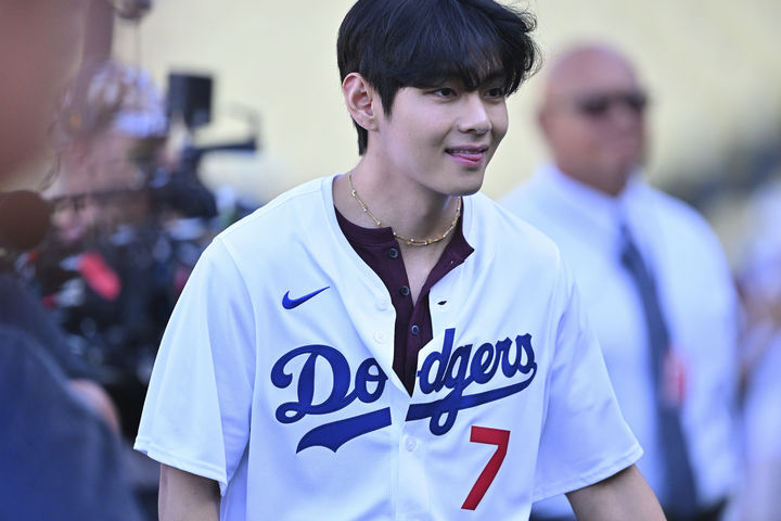 [로스앤젤레스=AP/뉴시스] 방탄소년단(BTS)의 뷔가 25일(현지 시간) 미 캘리포니아주 로스앤젤레스의 다저 스타디움에서 2025 메이저리그 LA 다저스와 신시내티 레즈와의 경기 전 타격 연습을 지켜보며 장난스런 표정을 짓고 있다. 뷔는 이날 경기에 시구자로 나선다. 2025.08.26.