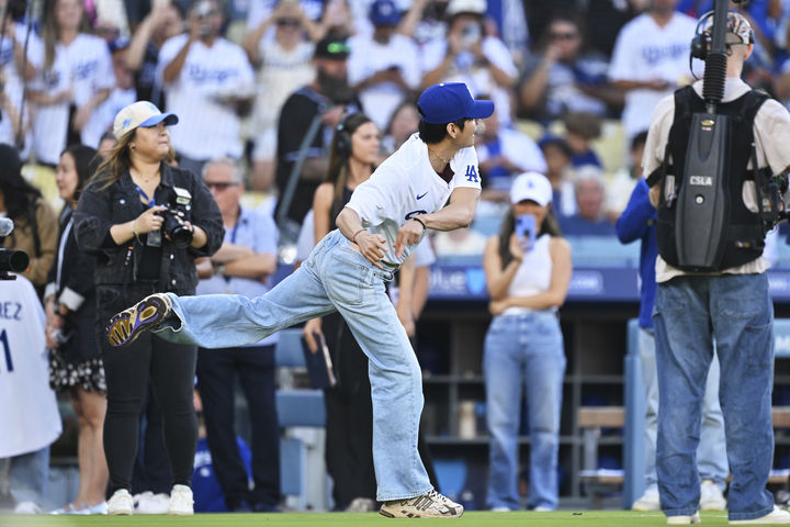 [로스앤젤레스=AP/뉴시스] 방탄소년단(BTS)의 뷔가 25일(현지 시간) 미 캘리포니아주 로스앤젤레스의 다저 스타디움에서 2025 메이저리그 LA 다저스와 신시내티 레즈와의 경기 전 시구 연습을 하고 있다. 2025.08.26.