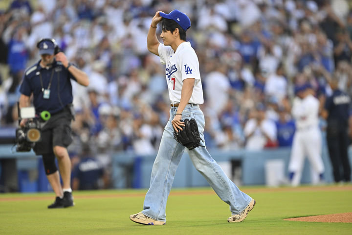 [로스앤젤레스=AP/뉴시스] 방탄소년단(BTS)의 뷔가 25일(현지 시간) 미 캘리포니아주 로스앤젤레스의 다저 스타디움에서 2025 메이저리그 LA 다저스와 신시내티 레즈와의 경기 전 시구를 마치고 모자를 벗고 있다. 2025.08.26.