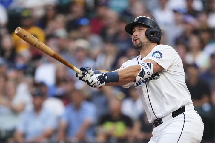 [시애틀=AP/뉴시스] 메이저리그(MLB) 시애틀 매리너스의 거포 포수 칼 롤리가 26일(한국 시간) 샌디에이고 파드리스와의 경기에서 시즌 50호 홈런을 쳤다. 2025.08.26.