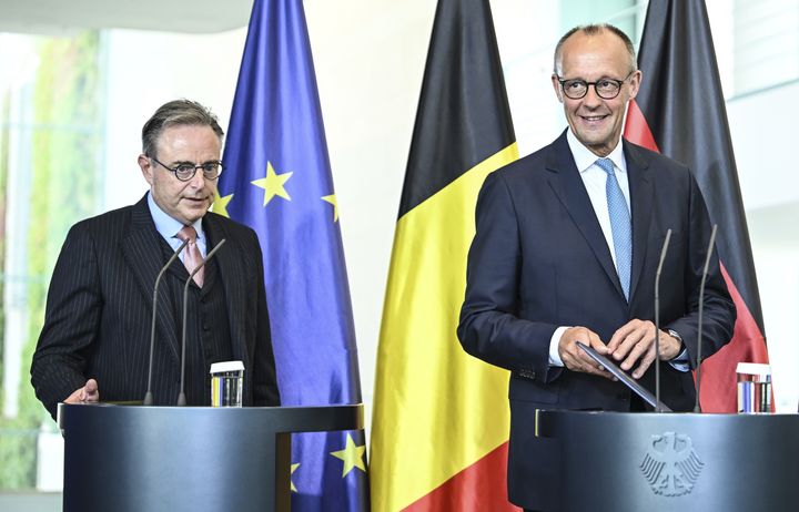 [베를린=AP/뉴시스] 바르트 더베버르 벨기에 총리(왼쪽)는 26일(현지 시간) 유럽 각국이 동결한 러시아 자산을 '황금알을 낳는 거위'에 비유하며, 원금은 철저히 보존돼야 한다고 주장했다. 더베버르 총리가 이날 독일 베를린에서 프리드리히 메르츠 독일 총리가 공동기자회견 중인 모습. 2025.08.27 