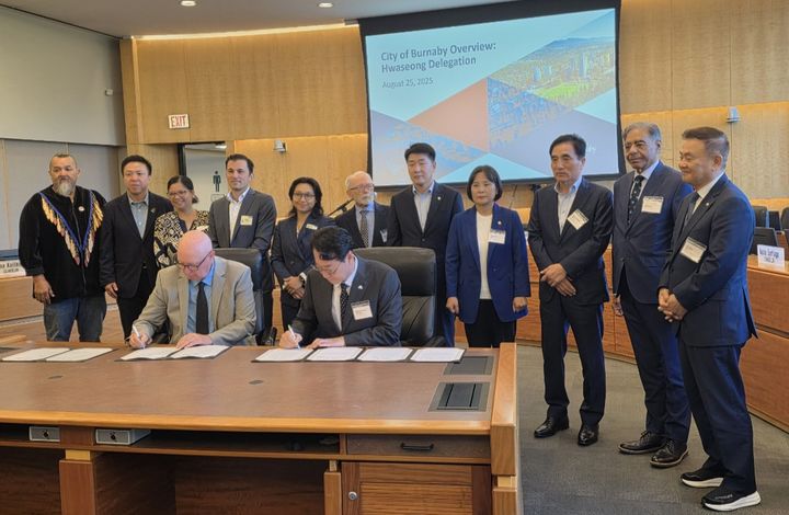 [캐나다 버나비=뉴시스]이준구 기자=재매결연 15주년을 맞아 25일 우호협약서에 서명하는 정명근 시장(오른촉)과 마이크 헐리 시장.2025.08.25.photo@newsis.com *재판매 및 DB 금지