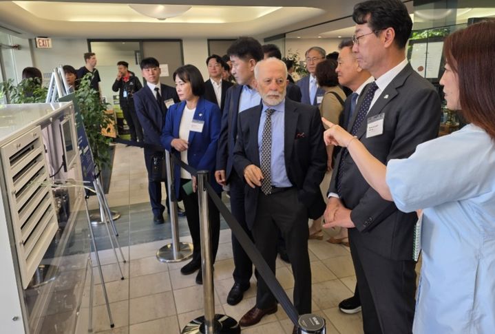 [캐나다 버나비=뉴시스]이준구 기자=25일 버나비시청에서 첨단 냉방제품에 대한 설명을 듣고 있는 정명근 화성시장 일행.2025.08.25.photo@newsis.com*재판매 및 DB 금지 *재판매 및 DB 금지