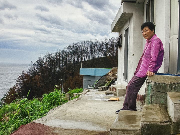 [대구=뉴시스] 정재익 기자 = 박정일 사진작가가 촬영한 경북 영덕군 석리마을에서 산불 피해를 입은 주민 사진. 2025.08.26. jjikk@newsis.com *재판매 및 DB 금지