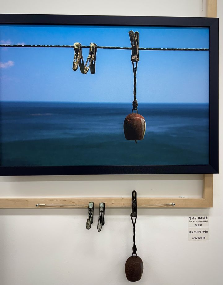 [대구=뉴시스] 정재익 기자 = 박정일 사진작가가 경북 영덕군 석리마을 산불 피해 현장에서 가져온 녹슨 종. 2025.08.26. jjikk@newsis.com *재판매 및 DB 금지