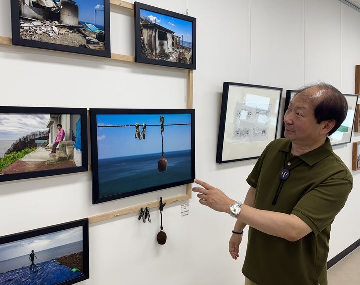[대구=뉴시스] 정재익 기자 = 지난 25일 대구 북구 복현어울림센터 서관 3층에서 열린 '복현문화' 사진전에서 박정일 사진작가가 경북 영덕군 석리마을 산불 피해 모습을 담은 작품을 소개하고 있다. 2025.08.26. jjikk@newsis.com *재판매 및 DB 금지