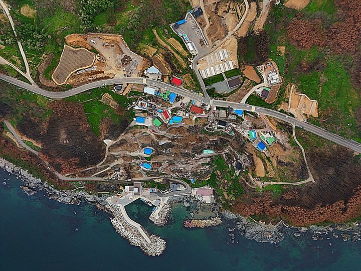 [대구=뉴시스] 정재익 기자 = 박정일 사진작가가 촬영한 경북 영덕군 석리마을 산불 피해 현장 사진. 2025.08.26. jjikk@newsis.com *재판매 및 DB 금지