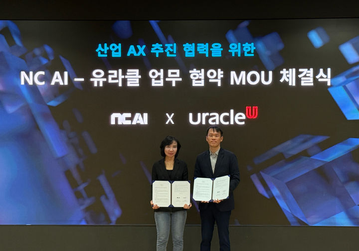 [서울=뉴시스] 엔씨소프트 인공지능(AI) 개발 부문 자회사 엔씨AI가 모바일·플랫폼 전문기업 유라클과 AI 기반 혁신 서비스 확산과 기업 시장 공략을 위해 전략적 업무협약(MOU)을 체결했다고 26일 밝혔다. (왼쪽부터) 이연수 엔씨 AI 대표와 권태일 유라클 대표 (사진=엔씨 AI 제공) *재판매 및 DB 금지
