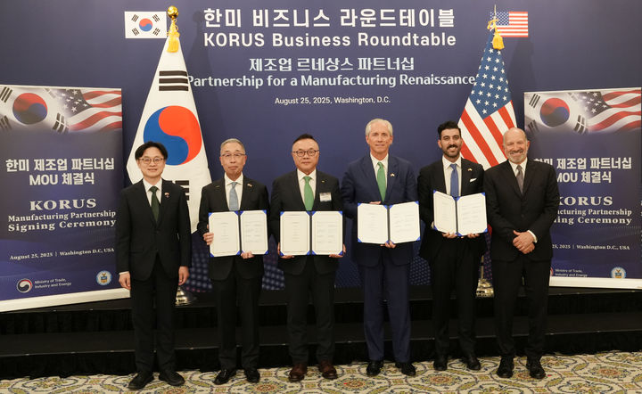 [서울=뉴시스] 25일(현지시간) 미국 워싱턴 D.C.에서 '한미 비즈니스 라운드 테이블' 직후 진행된 소형모듈원전(SMR) 사업협력을 위한 양해각서(MOU) 체결식에서 참석자들이 기념촬영을 하고 있다. 왼쪽부터 김정관 산업통상자원부 장관, 박지원 두산에너빌리티 회장, 황주호 한수원 사장, 클레이 셀 엑스-에너지 CEO, 섀넌 켈로그 AWS 부사장, 하워드 러트닉 미국 상무부 장관. (사진=두산에너빌리티 제공) 2025.8.26. photo@newsis.com *재판매 및 DB 금지