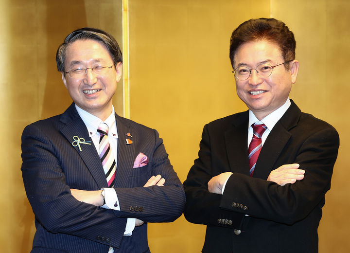 [안동=뉴시스] 2023년 1월 27일 만난 일본 돗토리현 히라이 신지 지사(왼쪽)와 이철우 경북지사. (사진=경북도 제공) 2025.08.26 photo@newsis.com *재판매 및 DB 금지