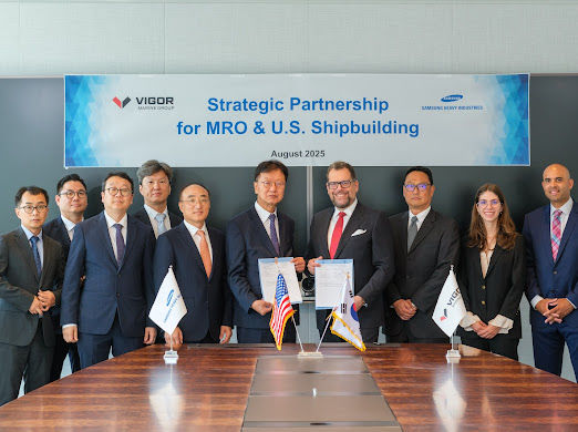 [서울=뉴시스] 최성안 삼성중공업 대표이사와 프란체스코 발렌테 비거마린그룹 대표이사(가운데) 등 양사 관계자들이 MOU 체결 기념 사진을 촬영하고 있다. (사진=삼성중공업 제공) 2025.8.26. photo@newsis.com *재판매 및 DB 금지