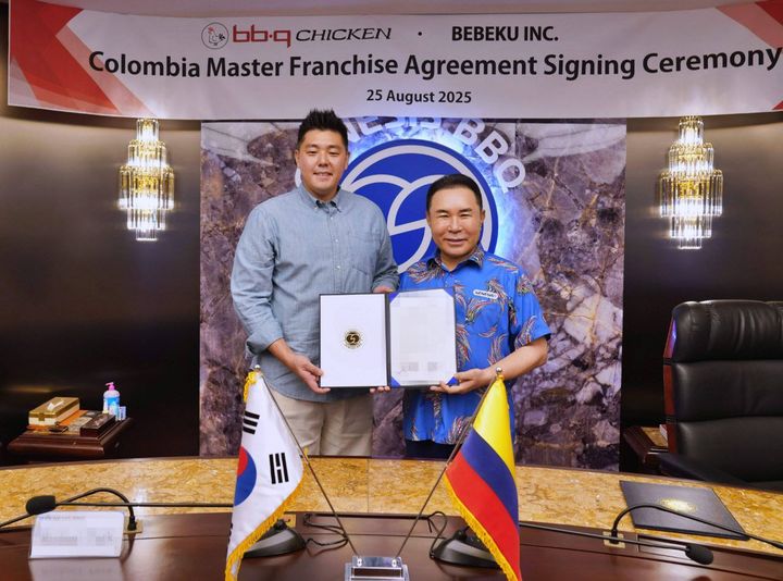 [서울=뉴시스] (왼쪽부터)마이클 박 베베쿠사 대표이사와 윤홍근 제너시스BBQ그룹 회장이 지난 24일 제너시스BBQ 본사에서 열린 마스터 프랜차이즈 계약 체결식에서 기념 촬영을 하고 있다. (사진=제너시스BBQ 제공) *재판매 및 DB 금지