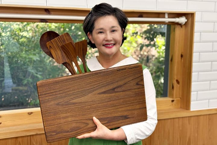 [서울=뉴시스] 롯데홈쇼핑이 94만 구독자를 보유한 요리 유튜브 채널 '영자씨의 부엌'에서 첫 주방 자체 브랜드 '블루쿠샤(BLUE KÜCHE)'를 론칭한다고 26일 밝혔다. (사진=롯데홈쇼핑 제공) *재판매 및 DB 금지