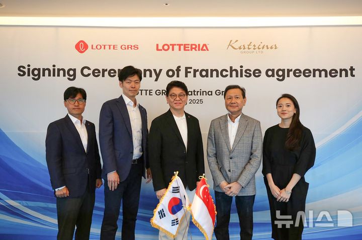 [서울=뉴시스] 25일 서울 송파구 롯데월드타워에서 이권형 롯데GRS 글로벌사업부문 상무와 신유열 롯데지주 미래성장실장(부사장), 차우철 롯데GRS 대표이사, 카트리나 그룹의 알란 고 대표 및 크리스탈 고 이사가 기념사진 촬영을 하고 있다(좌측부터). (사진= 롯데GRS 제공) photo@newsis.com 