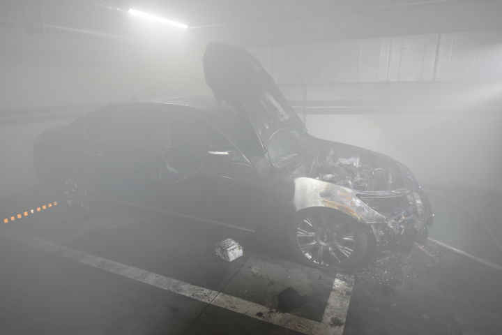 [대전=뉴시스] 지난 25일 대전 서구 둔산동 주상복합아파트 지하 2층 주차장에서 차량 화재가 나 연기가 자욱하다. (사진=대전둔산소방서 제공) 2025.08.26. photo@newsis.com *재판매 및 DB 금지