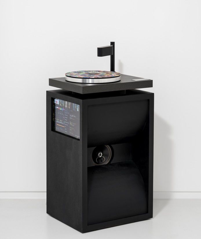  Mnemosyne No.2, 2023 – 2025. Artist-customized turntable and speaker, computer, 38 x 45.5 x 76.5 cm Login Odyssey No.3, 2025. Acrylic paint on scanned collage on vinyl LP, 30 x 30 x 0.2 cm (49.8 x 49.8 x 4.2 cm framed *재판매 및 DB 금지