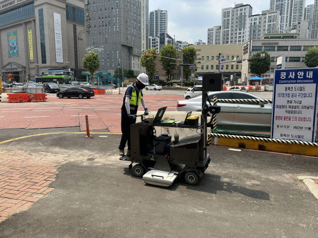 [서울=뉴시스] GPR 보도 탐사(핸디형). 2025.08.26. (사진=서울시 제공) *재판매 및 DB 금지