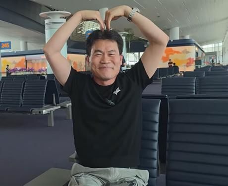 [뉴시스] 미국 출국 전 공항에서 구독자들을 향해 "사랑한다"며 하트 포즈를 취하는 전한길씨. (사진=유튜브 채널 '전한길뉴스') *재판매 및 DB 금지