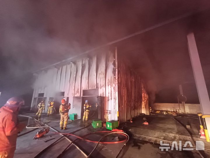 [동두천=뉴시스] 낙뢰로 인한 군부대 창고 화재 현장. (사진=경기도북부소방재난본부 제공) 2025.08.26 photo@newsis.com