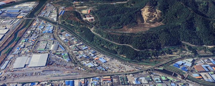 [창원=뉴시스] 강경국 기자 = 경남 창원시 의창구 팔용산 주한미국 소총 사격장 정비 현장. (사진=구글어스 화면 캡처). 2025.08.26. photo@newsis.com *재판매 및 DB 금지