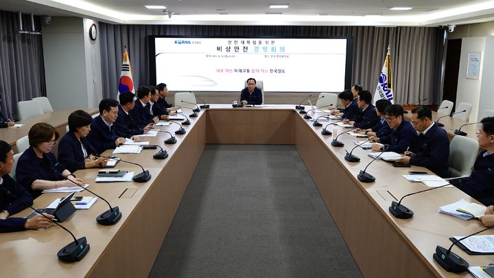 [서울=뉴시스] 정정래 코레일 사장직무대행(가운데)이 25일 대전사옥에서 철도 안전 재확립을 위한 비상안전경영회의를 열고 있다. 2025.08.26. (사진=코레일 제공) photo@newsis.com *재판매 및 DB 금지