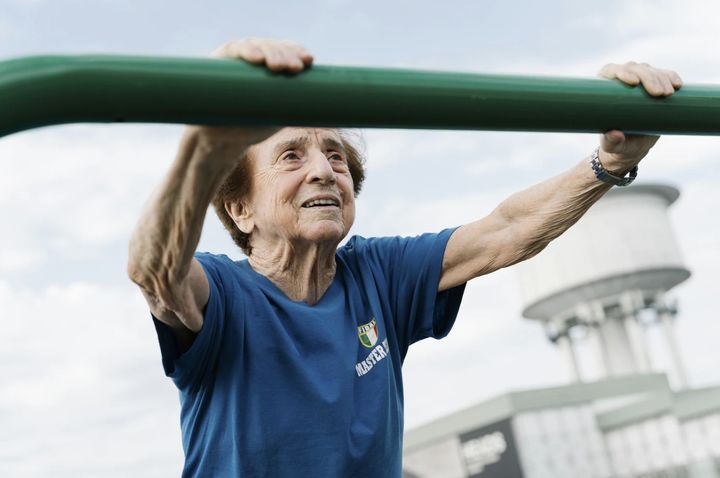 [뉴시스] 92세의 나이에도 불구하고 20대 못지않은 신체 나이를 보이며 건강한 삶을 이어가고 있는 이탈리아 여성 화제다. (사진=워싱턴포스트 갈무리) 2025.08.26&nbsp; *재판매 및 DB 금지