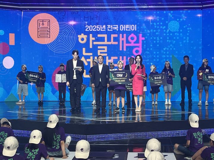 [세종=뉴시스] 최민호 세종시장과 대상을 받은 (왼쪽 세번째)공세완 학생이 기념 사진을 찍고 있다.(사진=세종시 제공) 2025.08.26. photo@newsis.com *재판매 및 DB 금지