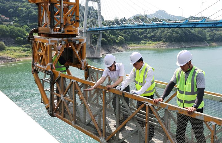 청풍교 보수공사 점검하는 충북도 관계자들 *재판매 및 DB 금지