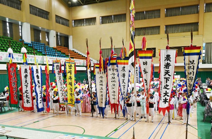 [창녕=뉴시스] 제13회 창녕군수배 굿물(농악)경연대회가 개최되고 있다. (사진=창녕군 제공) 2025.08.26. photo@newsis.com *재판매 및 DB 금지