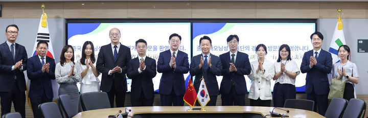 [수원=뉴시스] 25일 오후 경기도청 5층 서희홀에서 고영인 경제부지사가 중국 랴오닝성 부성장 및 대표단과 기념 촬영을 하고 있다. (사진=경기도 제공) 2025.08.26. photo@newsis.com *재판매 및 DB 금지