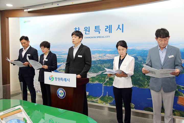 [창원=뉴시스] 강경국 기자 = 오재연 경남 창원보건소장이 26일 창원시청 프레스센터에서 치매극복의 날 기념 행사와 관련해 브리핑을 하고 있다. (사진=창원시청 제공). 2025.08.26. photo@newsis.com *재판매 및 DB 금지