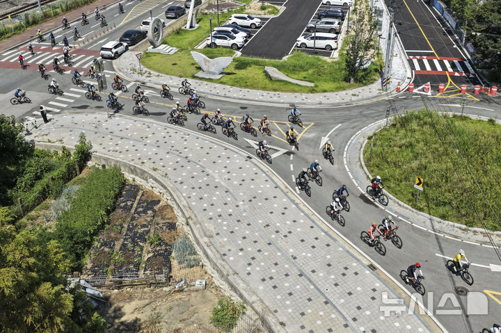 [완주=뉴시스] 완주 삼례역을 출발한 자전거 라이딩 관광객 모습. (사진= 완주군 제공) *재판매 및 DB 금지