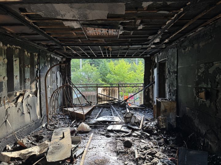  [거제=뉴시스] 경남 거제시 옥포동의 한 아파트 2층에서 화재가 발생해 2명이 다치고 입주민 20여명이 연기를 흡입했다. 지난 25일 오후 10시 58분께 화재가 발생한 아파트 거실의 현장 모습. (사진=경남소방본부 제공) 2025.08.26. photo@newsis.com *재판매 및 DB 금지