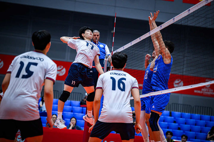 [서울=뉴시스] 한국 21세 이하(U-21) 남자배구 대표팀이 26일 중국 장먼에서 열린 2025 국제배구연맹(FIVB) U-21 세계선수권대회 B조 조별리그 4차전에서 푸에르토리코를 상대로 경기를 펼치고 있다. (사진=FIVB 공식 홈페이지 캡처) 2025.08.26. *재판매 및 DB 금지