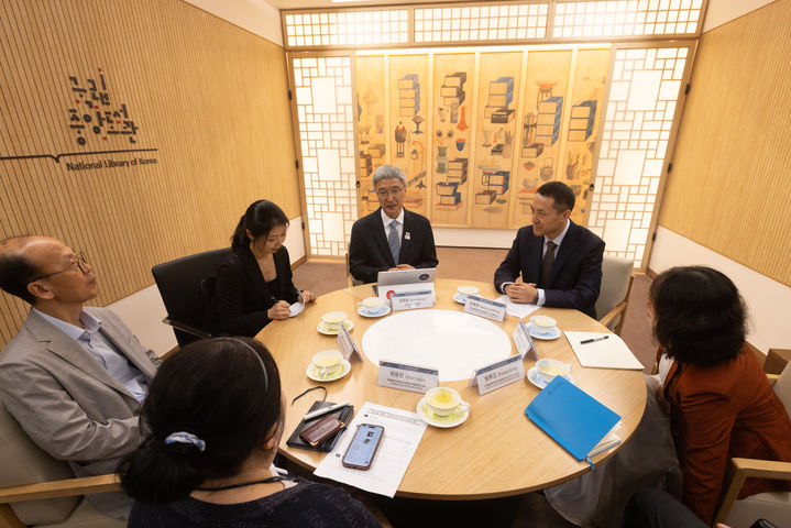 [서울=뉴시스] 김희섭 국립중앙도서관 관장(왼쪽에서 세번째)과 왕샤오둥중국국가도서관 당위원회 부서기가 26일 양국 도서관 대표단과 환담하고 있다. (사진=국립중앙도서관 제공) 2025.08.26. *재판매 및 DB 금지
