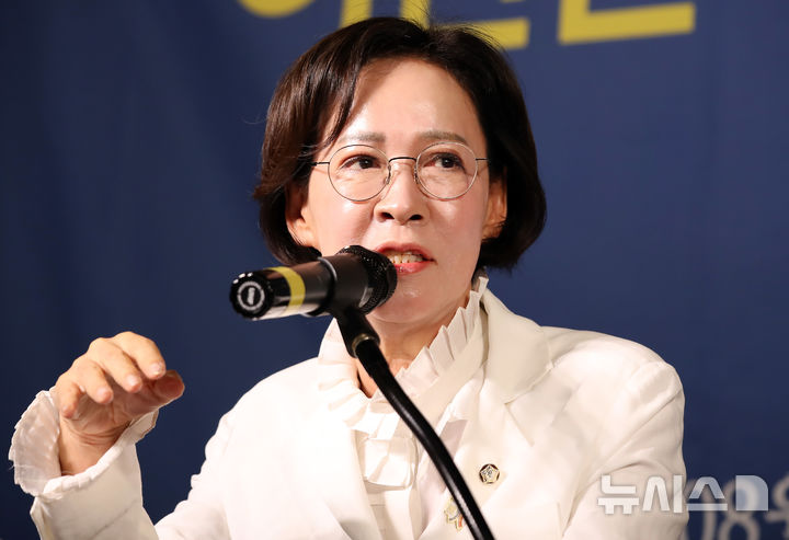 [대구=뉴시스] 정창오 기자=이인선 국민의힘 대구시당위원장이 26일 오전 대구 남구 이천동 대구아트파크에서 열린 아시아포럼21 초청토론회에 참석해 발언하고 있다(사진=아시아포럼21 제공) 2025.08.26 jco@newsis.com