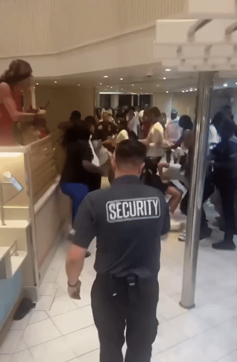 [뉴시스] 20일(현지시각) 뉴욕포스트에 따르면 마이애미에서 출항해 바하마에서 두 차례 정박한 뒤 다시 마이애미로 돌아오는 중이던 크루즈 선샤인 호에서 20여 명의 승객들이 주먹과 치킨 텐더가 오가는 난투를 벌였다. (사진=인스타그램 캡처 @mikeisterra) *재판매 및 DB 금지