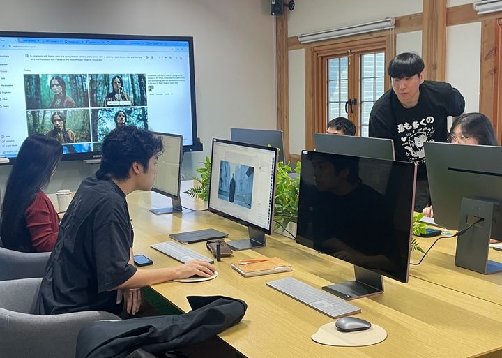 [수원=뉴시스] 경기 수원시가 올해 신규 도입한 인공지능(AI) 미디어랩 프로그램에 참여한 예술인들이 AI 전문가로부터 미디어콘텐츠 제작 기법을 배우고 있다. 이 프로그램은 첨단기술과 예술의 융합을 통해 단편영화, 미디어아트, 공익영상 등 다양한 창작물 제작을 지원한다. (사진=수원시 제공) 2025.08.26. photo@newsis.com *재판매 및 DB 금지